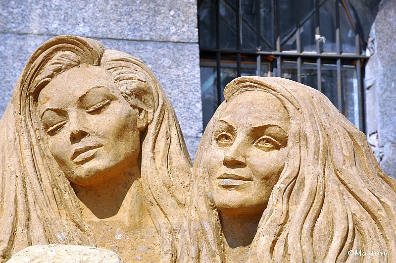 Sand Festival в России: скульптуры из песка у каменной стены